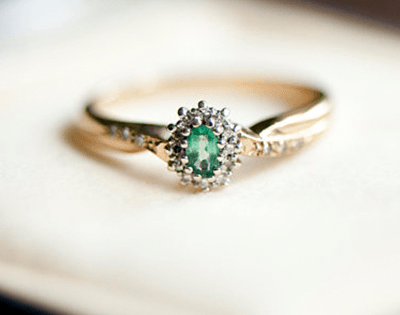 Pretty Emerald Flower-Motif Ring